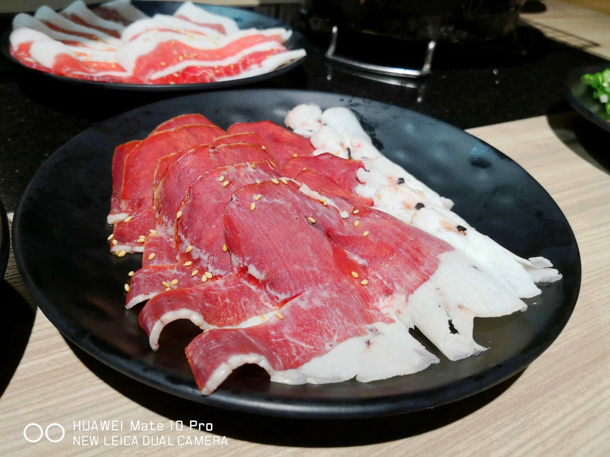 【食。基隆】甲賀日式炭火燒肉〜基隆燒肉吃到飽推薦!60種無限加點食材,親切的桌邊幫烤服務,可以帶毛小孩吃烤肉唷