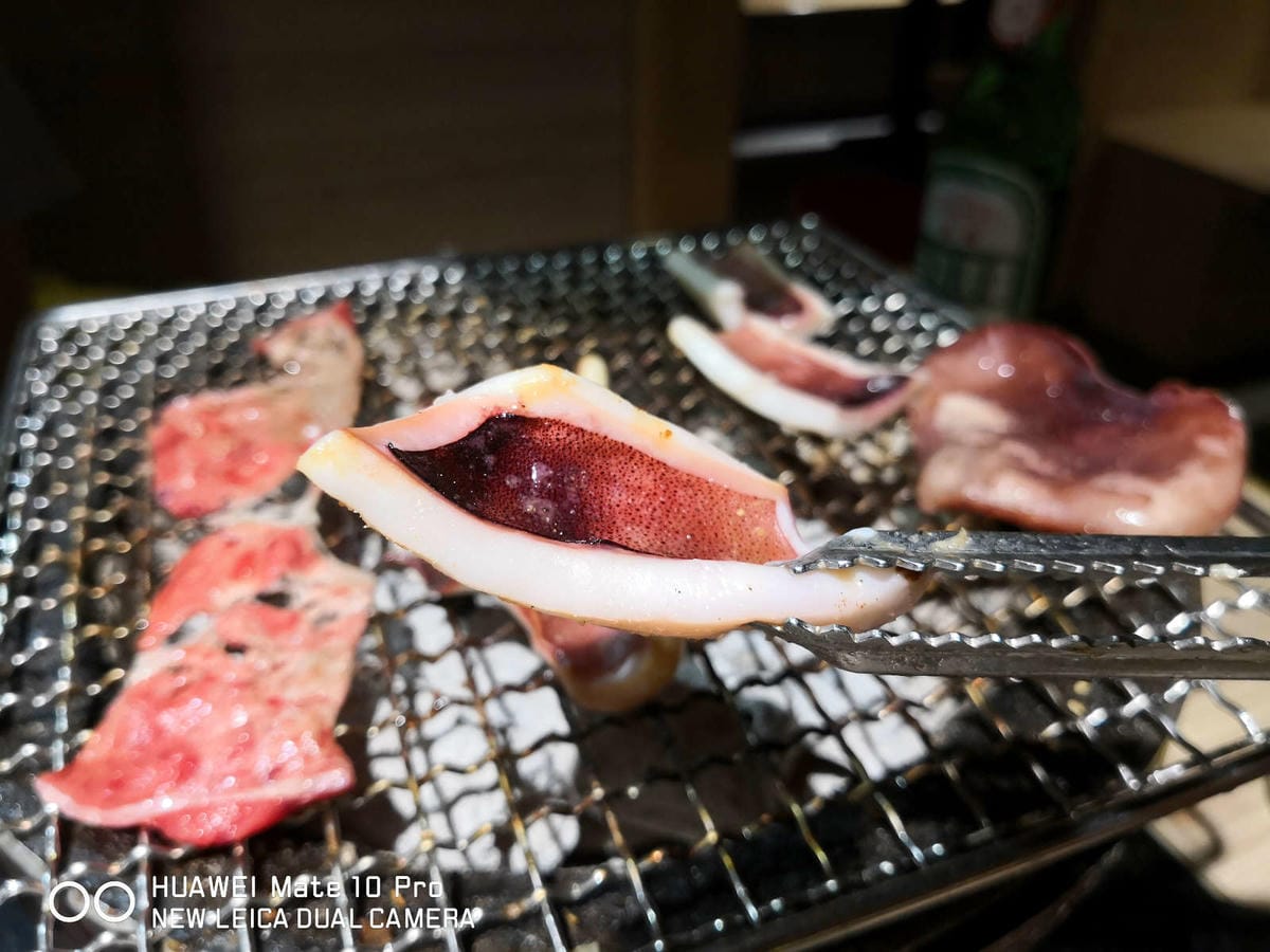 【食。基隆】甲賀日式炭火燒肉〜基隆燒肉吃到飽推薦!60種無限加點食材,親切的桌邊幫烤服務,可以帶毛小孩吃烤肉唷