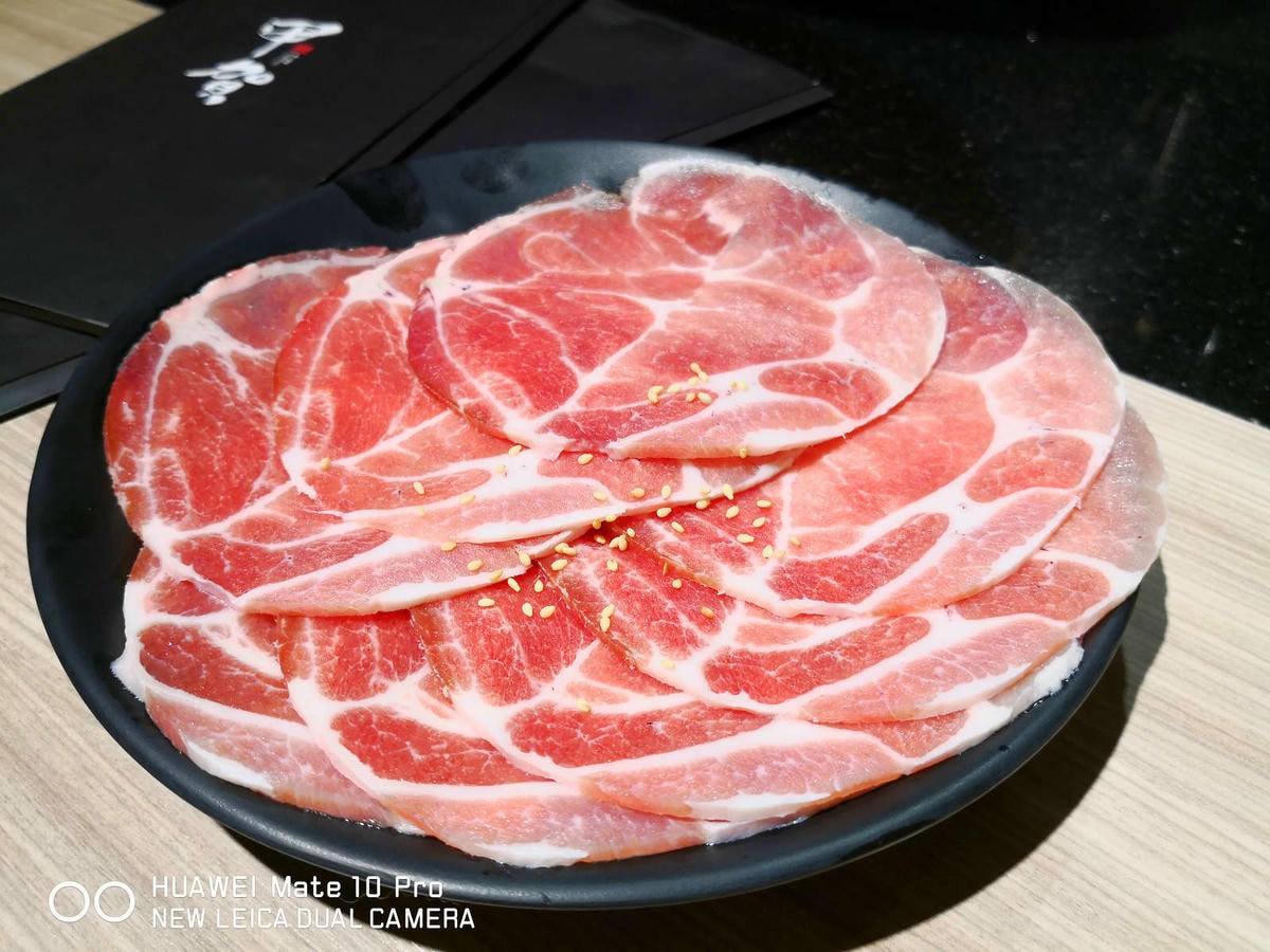 【食。基隆】甲賀日式炭火燒肉〜基隆燒肉吃到飽推薦!60種無限加點食材,親切的桌邊幫烤服務,可以帶毛小孩吃烤肉唷