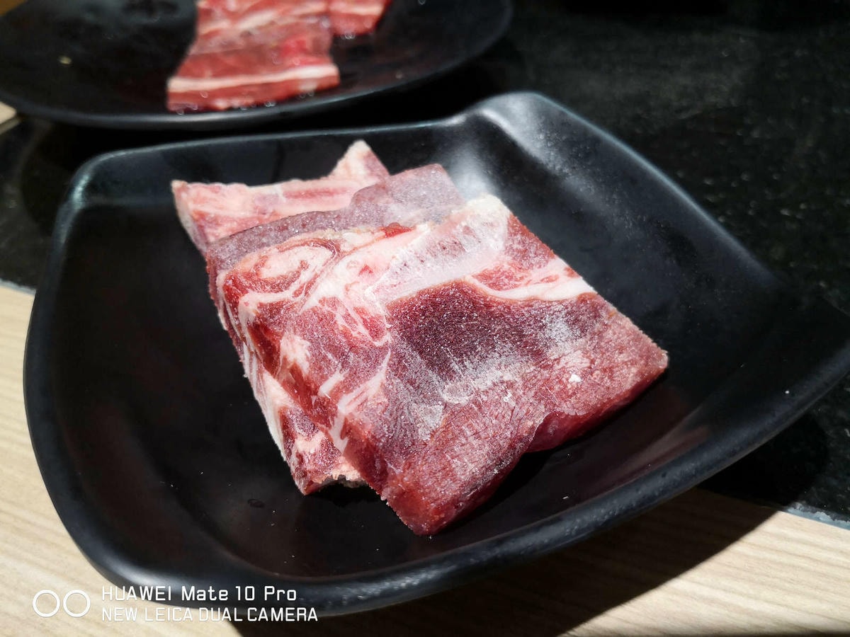 【食。基隆】甲賀日式炭火燒肉〜基隆燒肉吃到飽推薦!60種無限加點食材,親切的桌邊幫烤服務,可以帶毛小孩吃烤肉唷