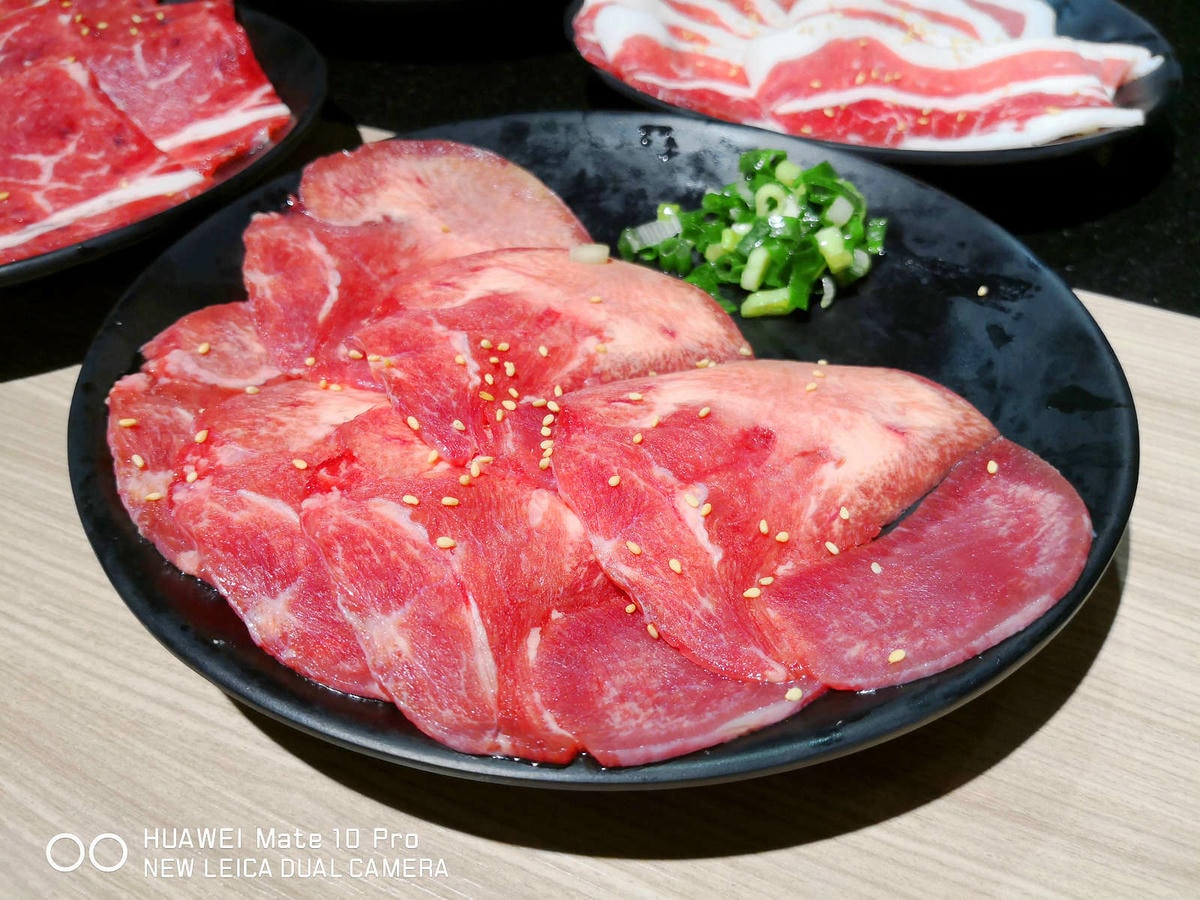 【食。基隆】甲賀日式炭火燒肉〜基隆燒肉吃到飽推薦!60種無限加點食材,親切的桌邊幫烤服務,可以帶毛小孩吃烤肉唷