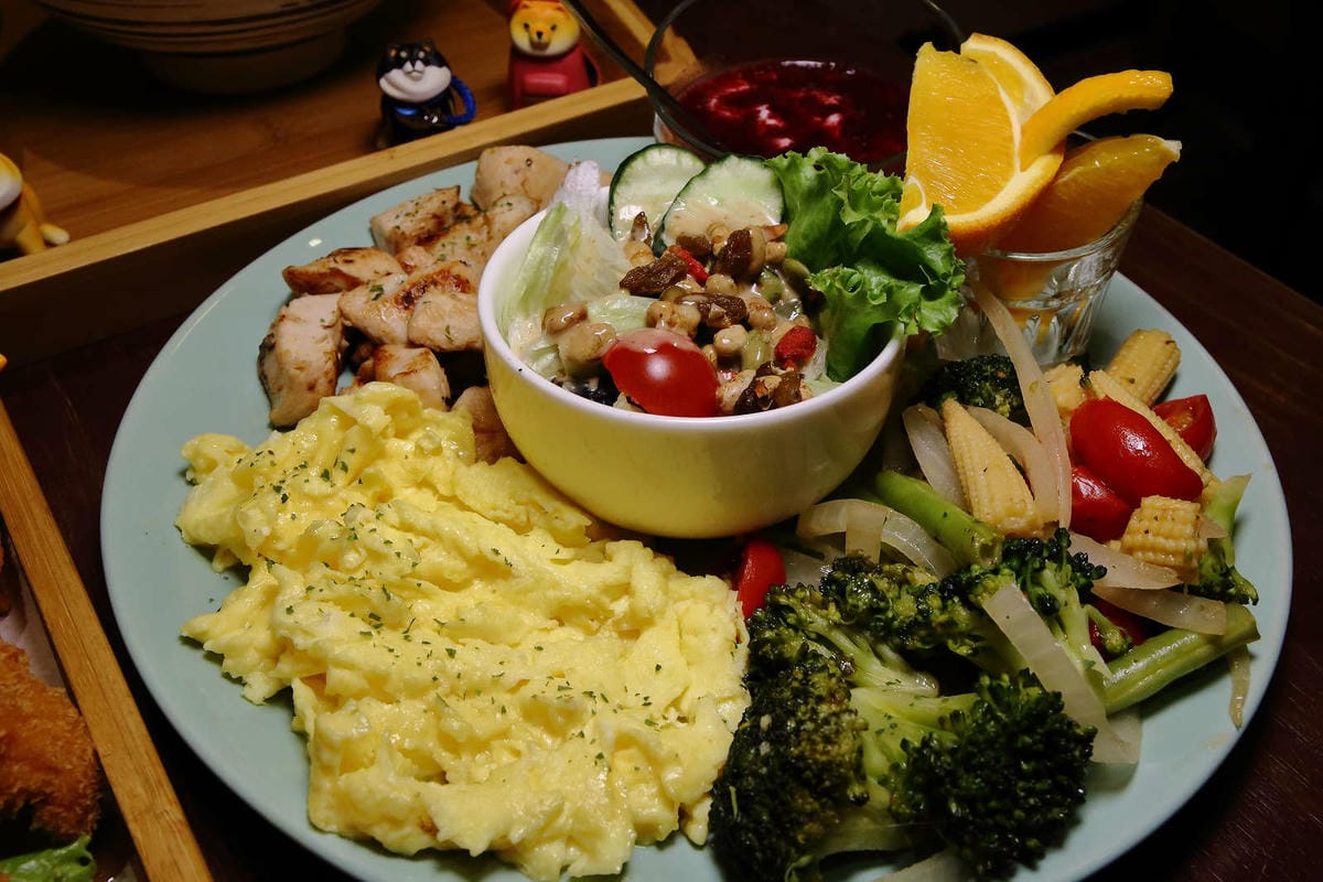 【食。桃園】DeMo House 戴莫好食屋〜貓控不能錯過的超療癒貓咪餐廳！敲可愛喵星人陪你吃早午餐！(寵物友善餐廳)