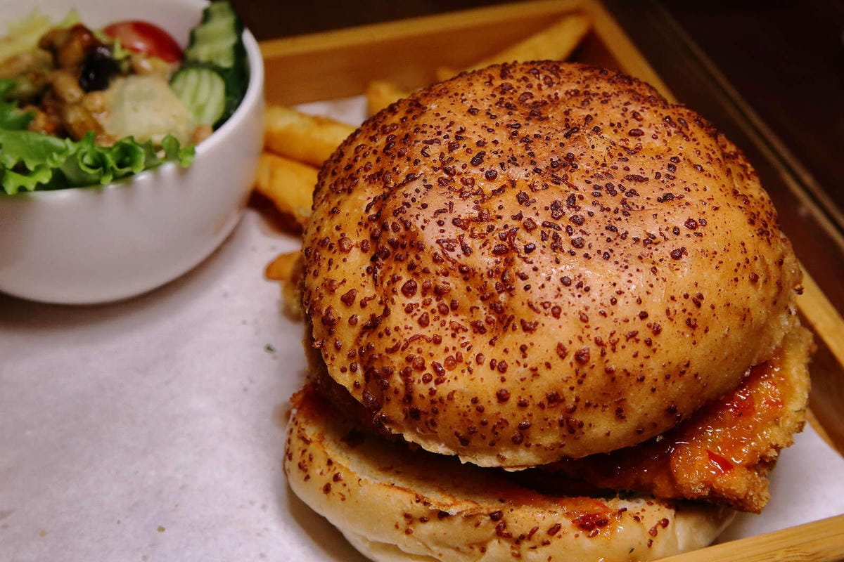 【食。桃園】DeMo House 戴莫好食屋〜貓控不能錯過的超療癒貓咪餐廳！敲可愛喵星人陪你吃早午餐！(寵物友善餐廳)