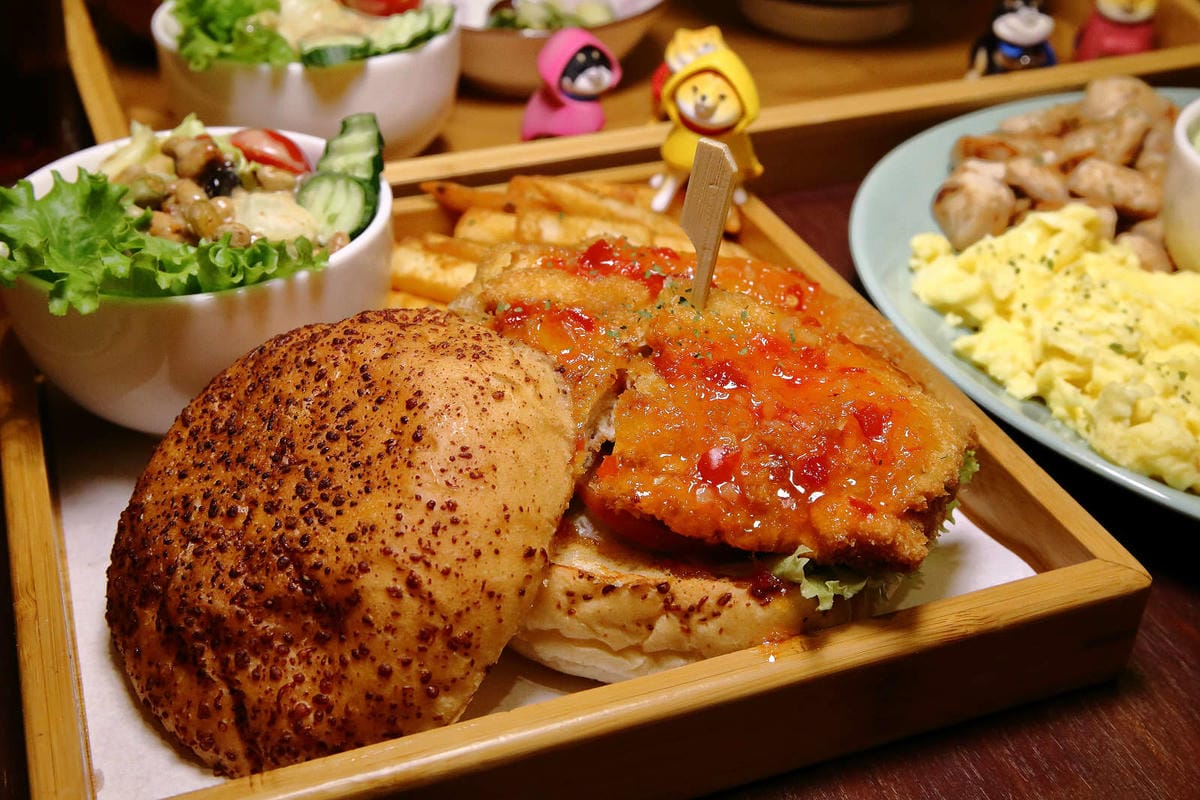 【食。桃園】DeMo House 戴莫好食屋〜貓控不能錯過的超療癒貓咪餐廳！敲可愛喵星人陪你吃早午餐！(寵物友善餐廳)