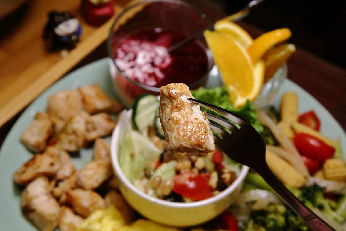 【食。桃園】DeMo House 戴莫好食屋〜貓控不能錯過的超療癒貓咪餐廳！敲可愛喵星人陪你吃早午餐！(寵物友善餐廳)