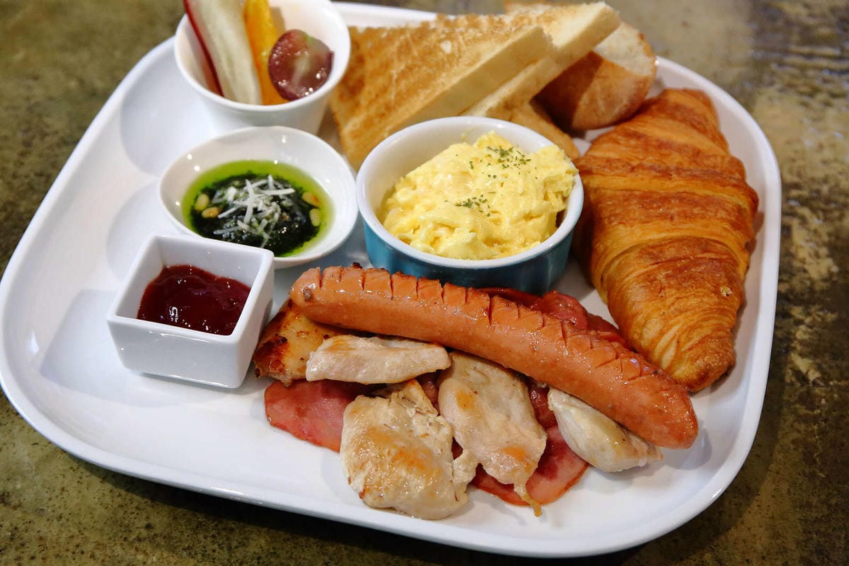 【食。深坑】wow cafe’〜深山裡的寵物友善咖啡廳，帶毛小孩去青草地奔跑吧！親子寵物餐廳/狗狗游泳池/早午餐