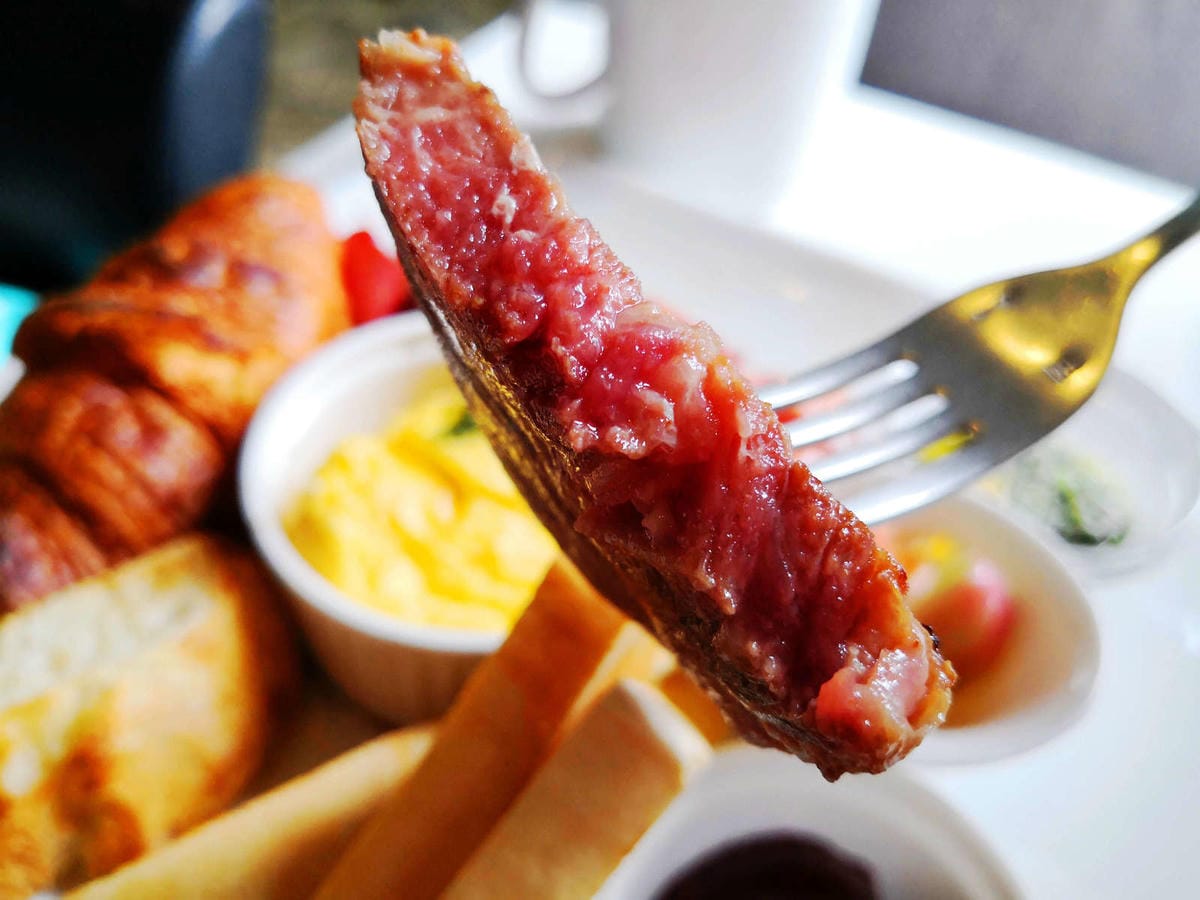 【食。深坑】wow cafe’〜深山裡的寵物友善咖啡廳，帶毛小孩去青草地奔跑吧！親子寵物餐廳/狗狗游泳池/早午餐