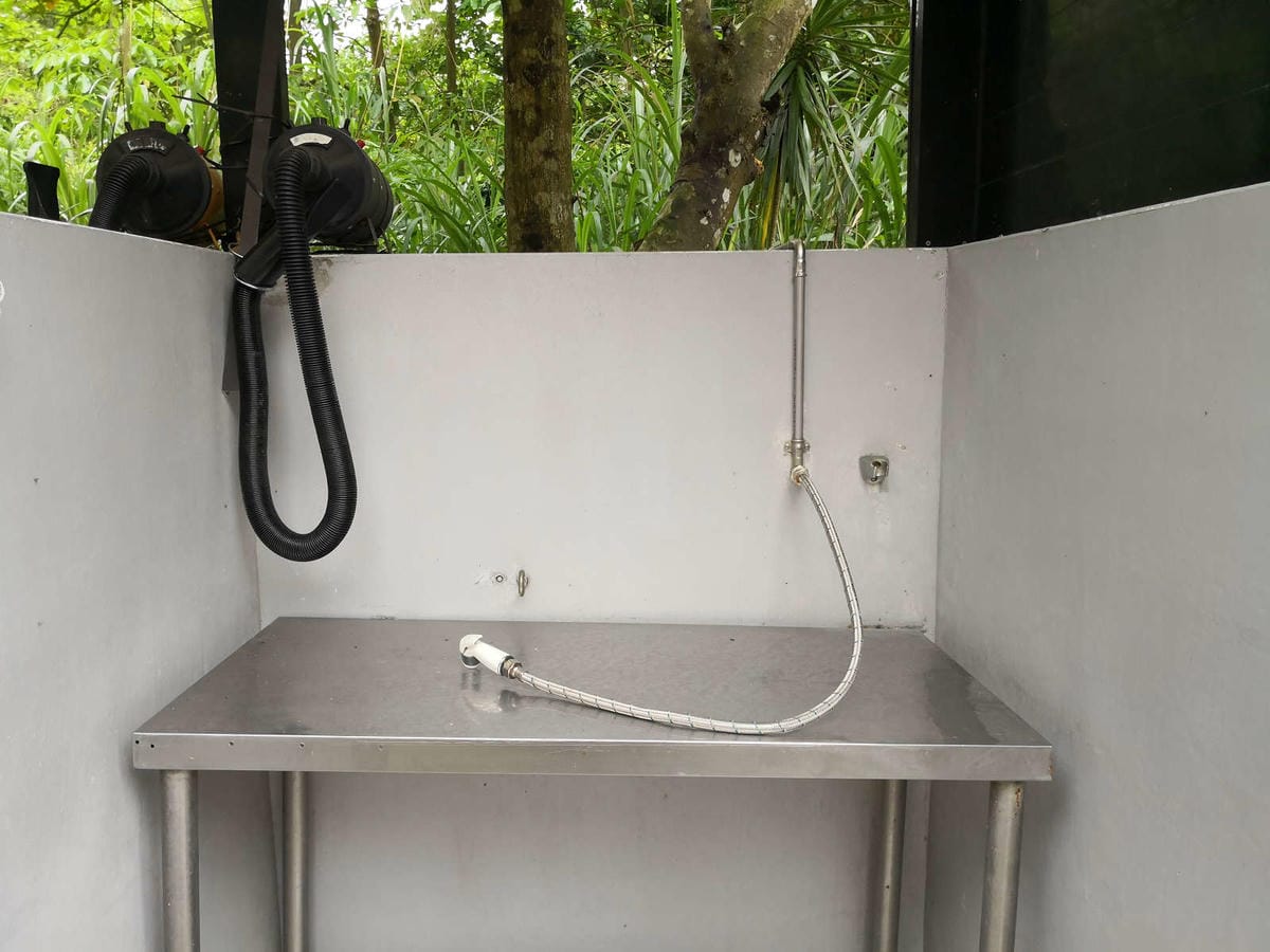 【食。深坑】wow cafe’〜深山裡的寵物友善咖啡廳，帶毛小孩去青草地奔跑吧！親子寵物餐廳/狗狗游泳池/早午餐