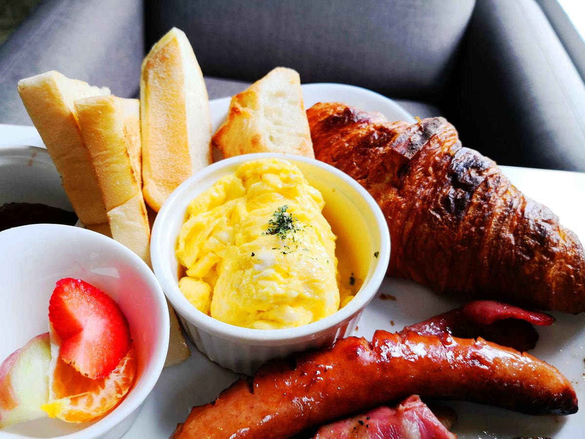 【食。深坑】wow cafe’〜深山裡的寵物友善咖啡廳，帶毛小孩去青草地奔跑吧！親子寵物餐廳/狗狗游泳池/早午餐