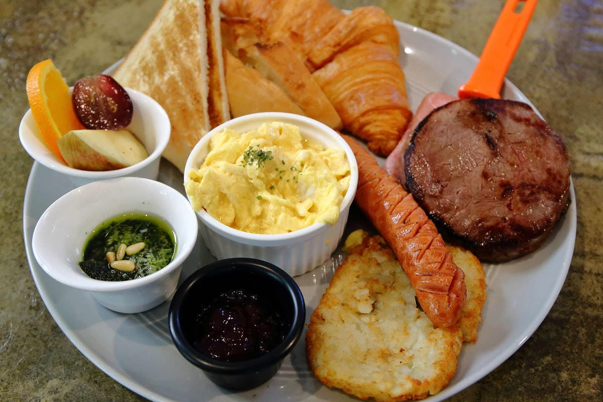 【食。深坑】wow cafe’〜深山裡的寵物友善咖啡廳，帶毛小孩去青草地奔跑吧！親子寵物餐廳/狗狗游泳池/早午餐