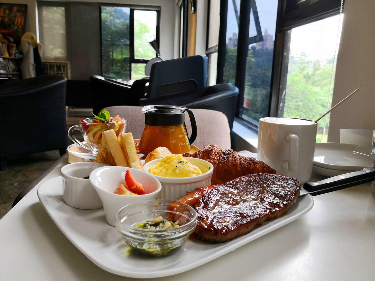 【食。深坑】wow cafe’〜深山裡的寵物友善咖啡廳，帶毛小孩去青草地奔跑吧！親子寵物餐廳/狗狗游泳池/早午餐