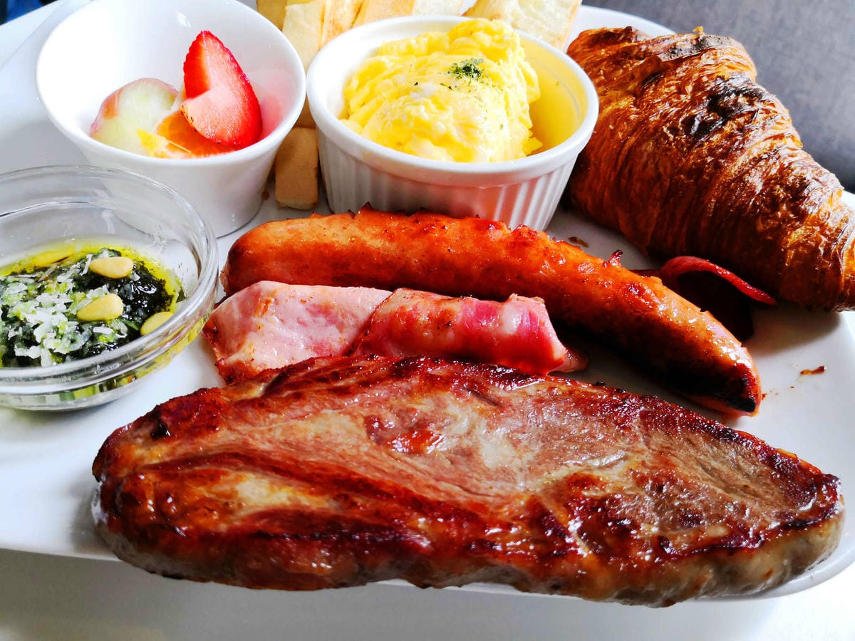 【食。深坑】wow cafe’〜深山裡的寵物友善咖啡廳，帶毛小孩去青草地奔跑吧！親子寵物餐廳/狗狗游泳池/早午餐