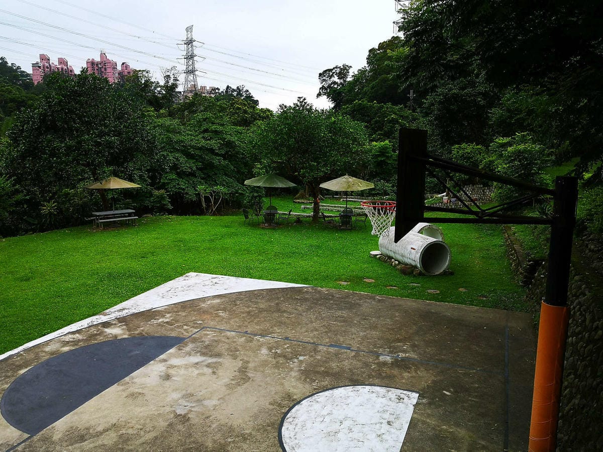 【食。深坑】wow cafe’〜深山裡的寵物友善咖啡廳，帶毛小孩去青草地奔跑吧！親子寵物餐廳/狗狗游泳池/早午餐