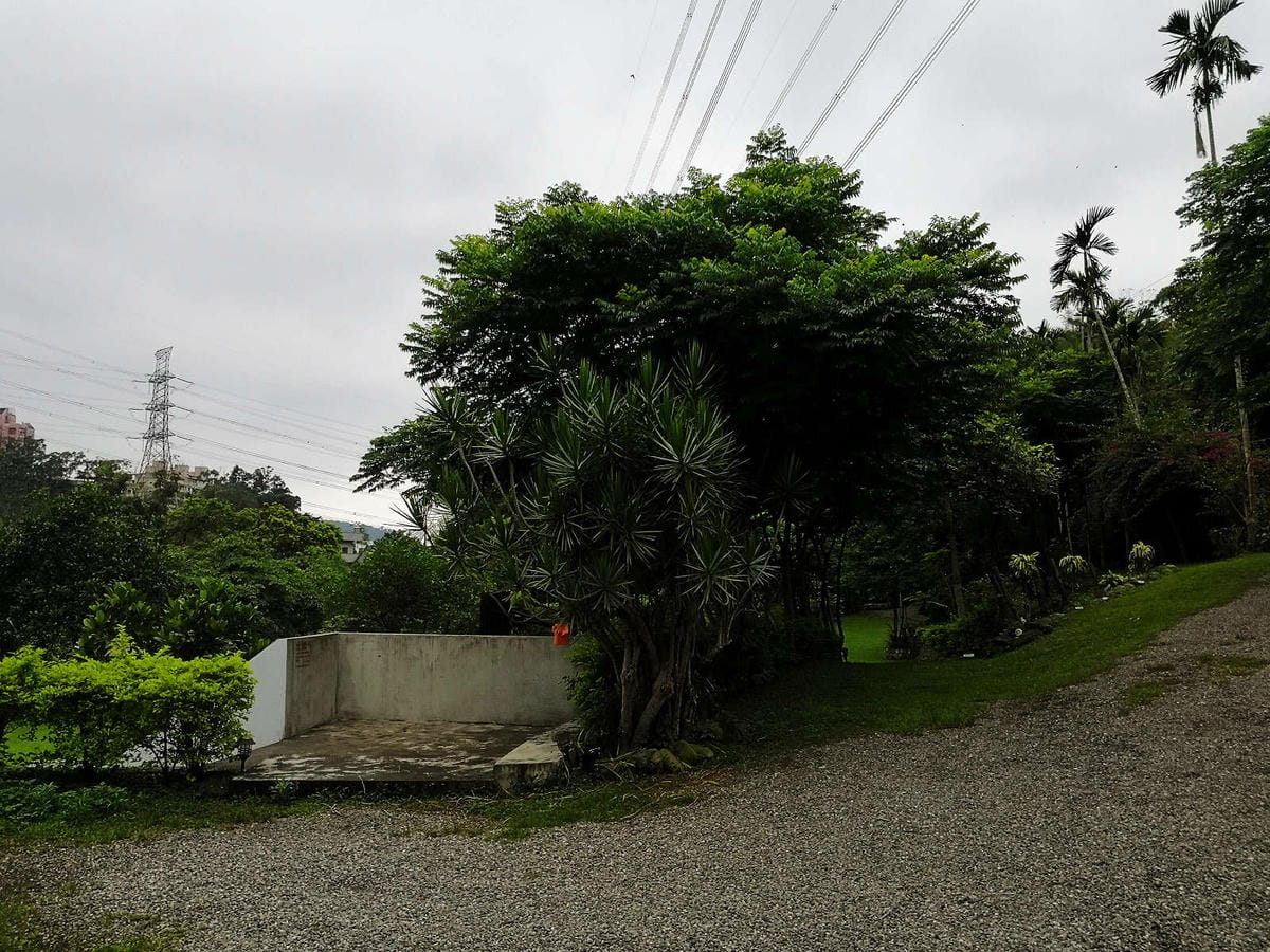 【食。深坑】wow cafe’〜深山裡的寵物友善咖啡廳，帶毛小孩去青草地奔跑吧！親子寵物餐廳/狗狗游泳池/早午餐