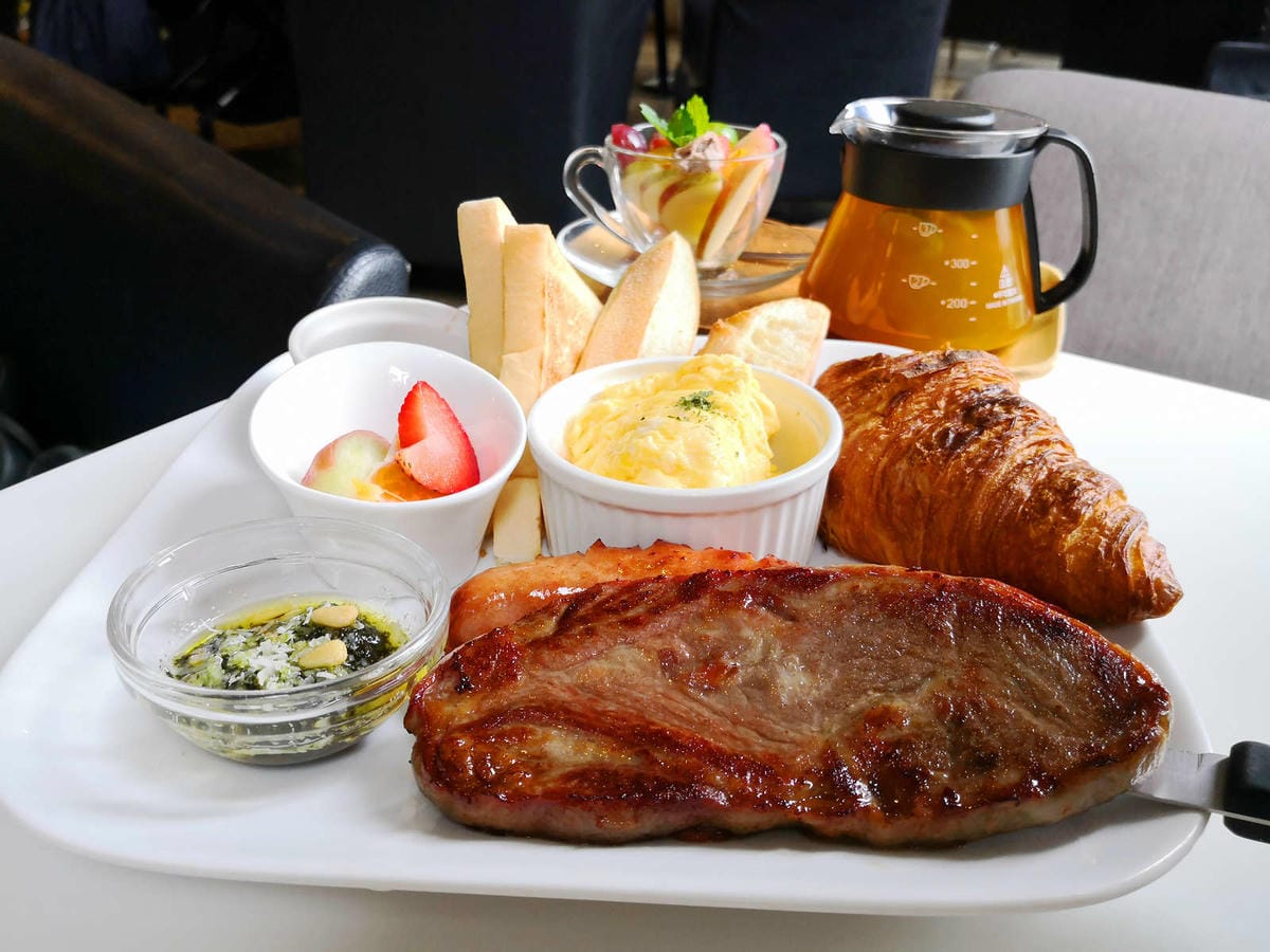 【食。深坑】wow cafe’〜深山裡的寵物友善咖啡廳，帶毛小孩去青草地奔跑吧！親子寵物餐廳/狗狗游泳池/早午餐