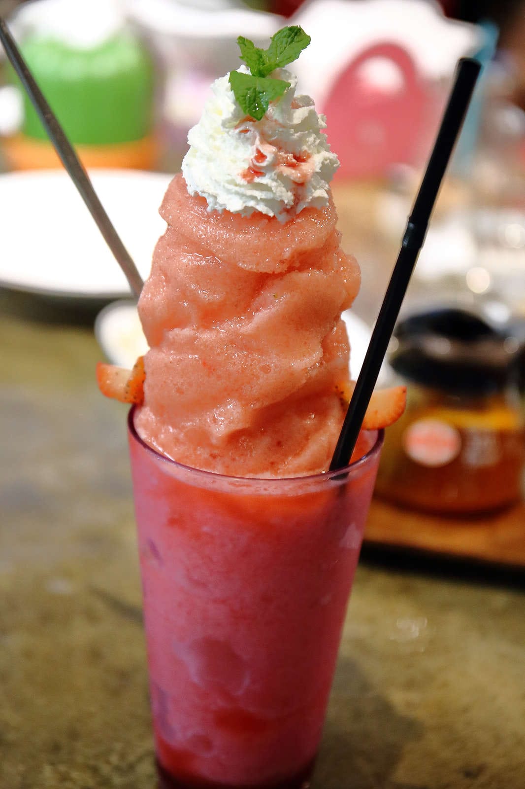 【食。深坑】wow cafe’〜深山裡的寵物友善咖啡廳，帶毛小孩去青草地奔跑吧！親子寵物餐廳/狗狗游泳池/早午餐