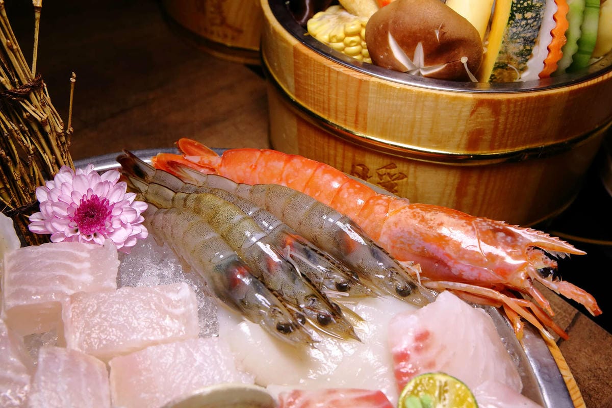 【食。基隆】暖鍋物-義二店〜消夜文！基隆深夜食堂吃什麼？烈焰中的燒酒雞鍋，「比臉大N倍」超高CP值肉盤只要396元！