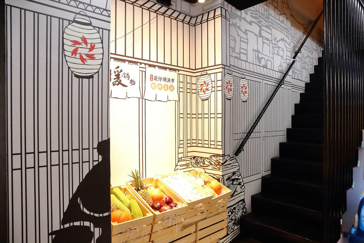 【食。基隆】暖鍋物-義二店〜消夜文！基隆深夜食堂吃什麼？烈焰中的燒酒雞鍋，「比臉大N倍」超高CP值肉盤只要396元！