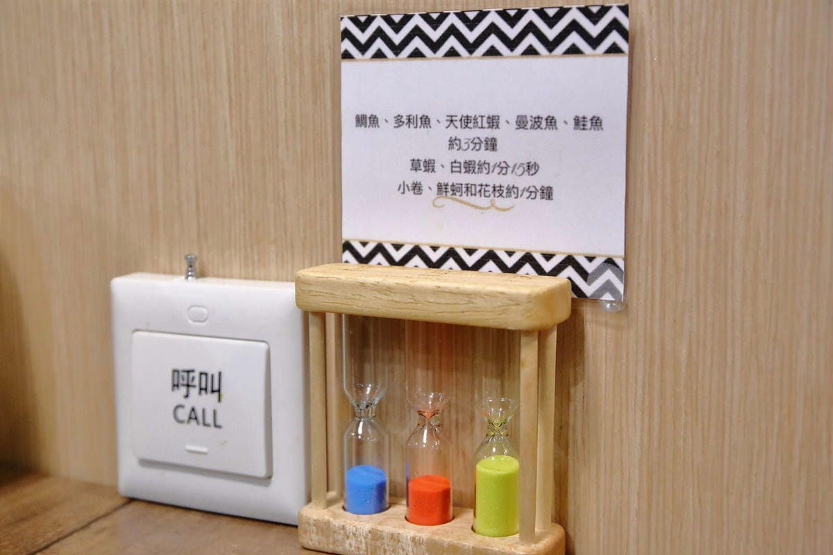 【食。基隆】暖鍋物-義二店〜消夜文！基隆深夜食堂吃什麼？烈焰中的燒酒雞鍋，「比臉大N倍」超高CP值肉盤只要396元！