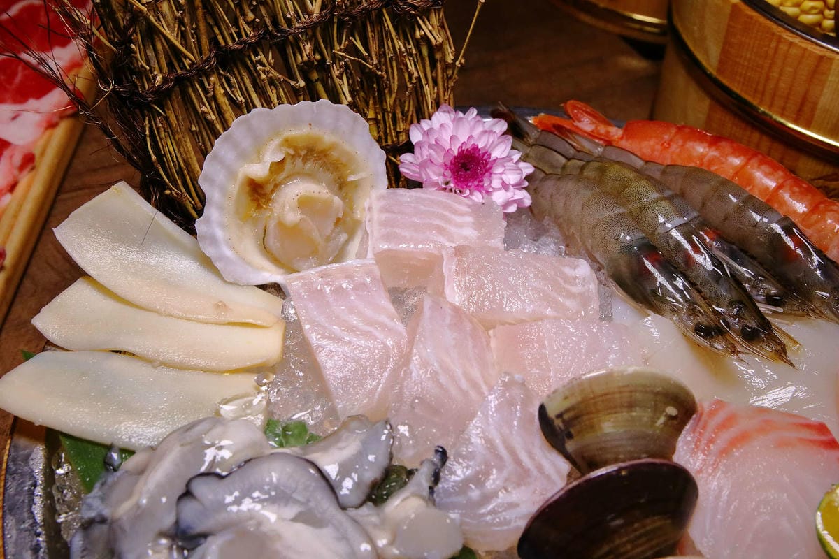 【食。基隆】暖鍋物-義二店〜消夜文！基隆深夜食堂吃什麼？烈焰中的燒酒雞鍋，「比臉大N倍」超高CP值肉盤只要396元！