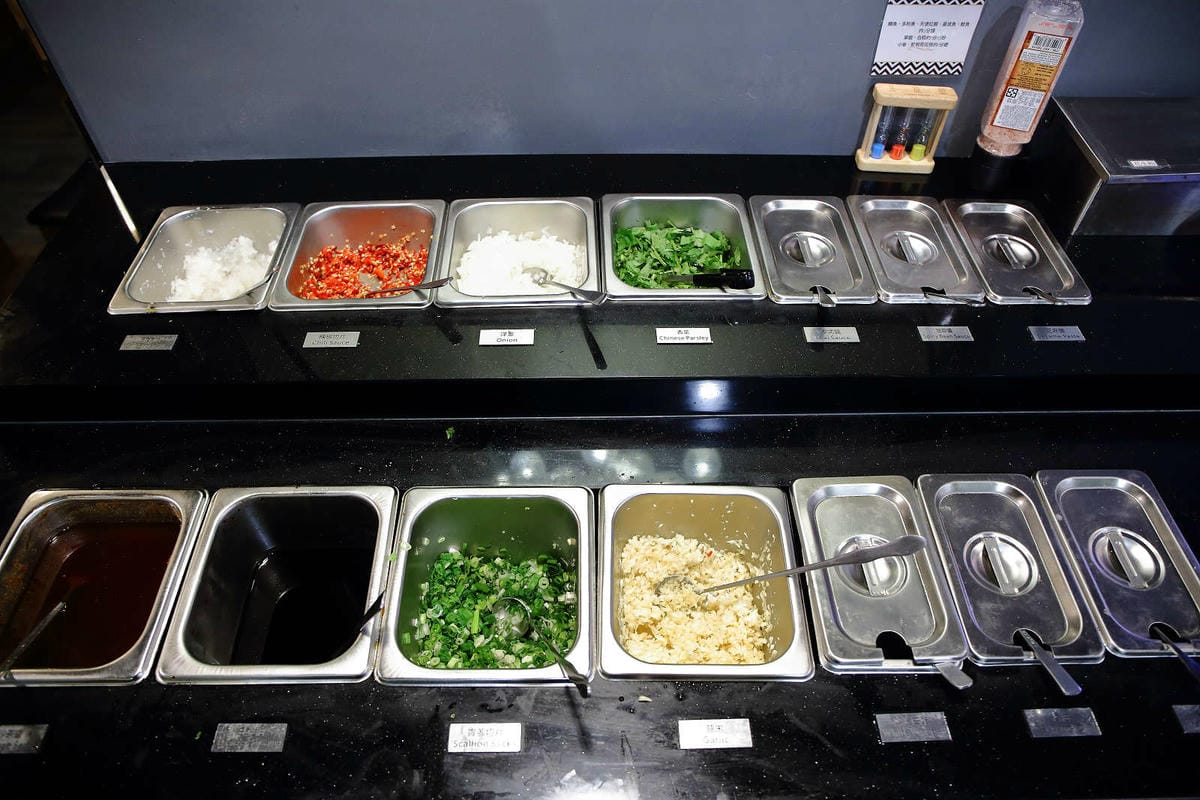 【食。基隆】暖鍋物-義二店〜消夜文！基隆深夜食堂吃什麼？烈焰中的燒酒雞鍋，「比臉大N倍」超高CP值肉盤只要396元！