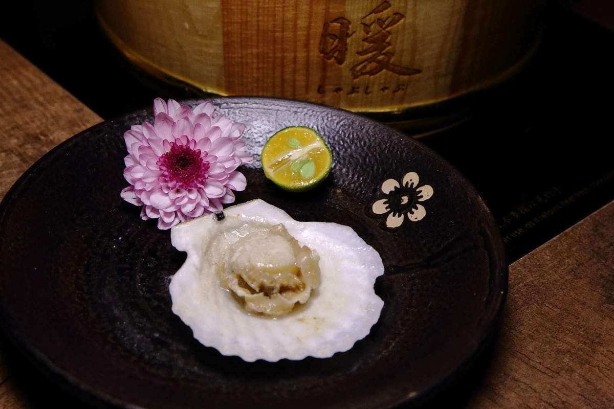 【食。基隆】暖鍋物-義二店〜消夜文！基隆深夜食堂吃什麼？烈焰中的燒酒雞鍋，「比臉大N倍」超高CP值肉盤只要396元！