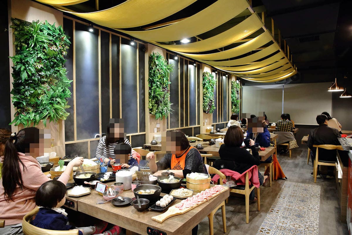 【食。基隆】暖鍋物-義二店〜消夜文！基隆深夜食堂吃什麼？烈焰中的燒酒雞鍋，「比臉大N倍」超高CP值肉盤只要396元！