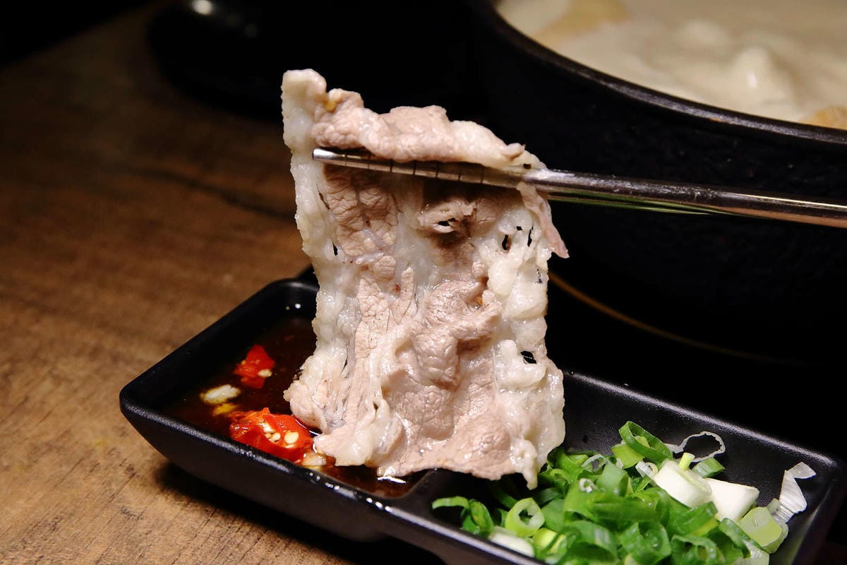 【食。基隆】暖鍋物-義二店〜消夜文！基隆深夜食堂吃什麼？烈焰中的燒酒雞鍋，「比臉大N倍」超高CP值肉盤只要396元！