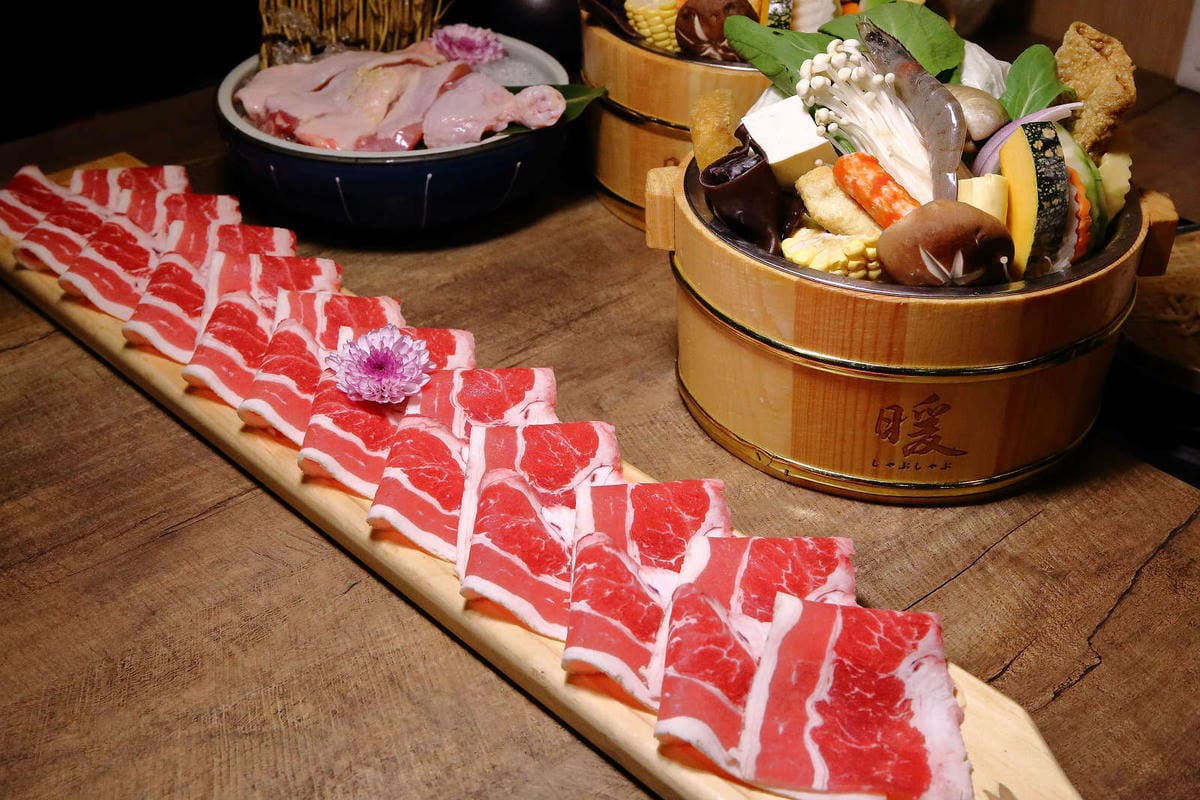 【食。基隆】暖鍋物-義二店〜消夜文！基隆深夜食堂吃什麼？烈焰中的燒酒雞鍋，「比臉大N倍」超高CP值肉盤只要396元！