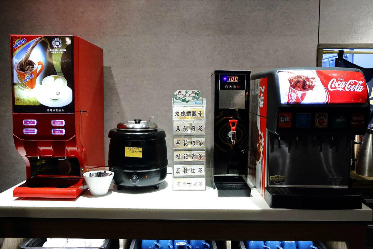 【食。基隆】暖鍋物-義二店〜消夜文！基隆深夜食堂吃什麼？烈焰中的燒酒雞鍋，「比臉大N倍」超高CP值肉盤只要396元！