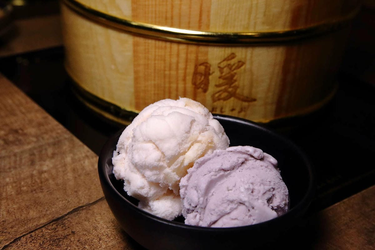 【食。基隆】暖鍋物-義二店〜消夜文！基隆深夜食堂吃什麼？烈焰中的燒酒雞鍋，「比臉大N倍」超高CP值肉盤只要396元！