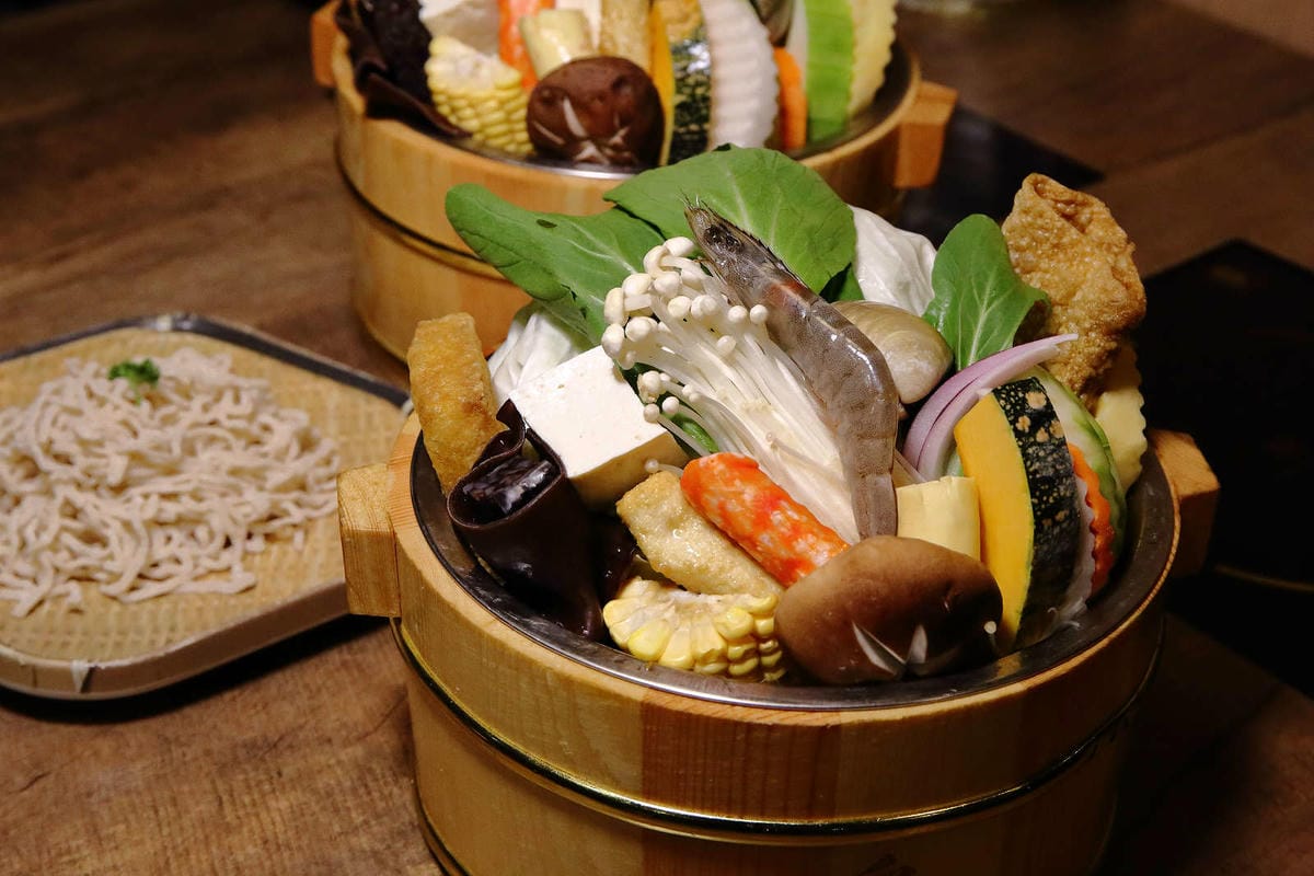 【食。基隆】暖鍋物-義二店〜消夜文！基隆深夜食堂吃什麼？烈焰中的燒酒雞鍋，「比臉大N倍」超高CP值肉盤只要396元！