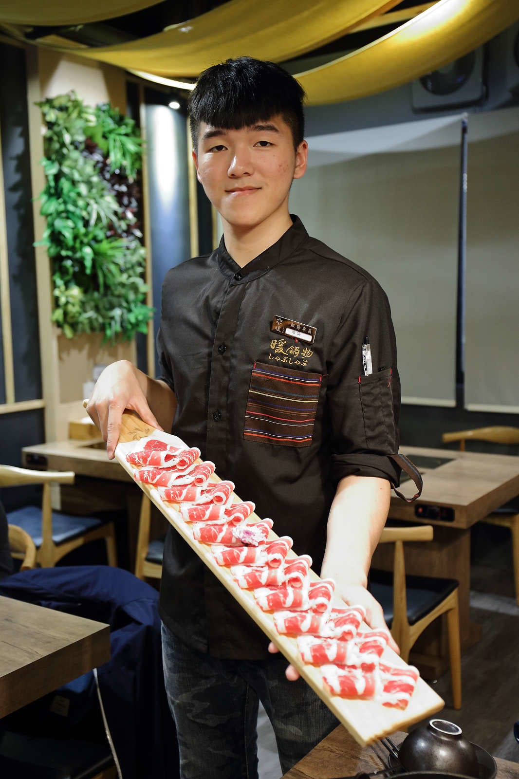 【食。基隆】暖鍋物-義二店〜消夜文！基隆深夜食堂吃什麼？烈焰中的燒酒雞鍋，「比臉大N倍」超高CP值肉盤只要396元！