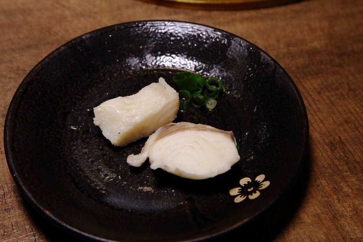 【食。基隆】暖鍋物-義二店〜消夜文！基隆深夜食堂吃什麼？烈焰中的燒酒雞鍋，「比臉大N倍」超高CP值肉盤只要396元！