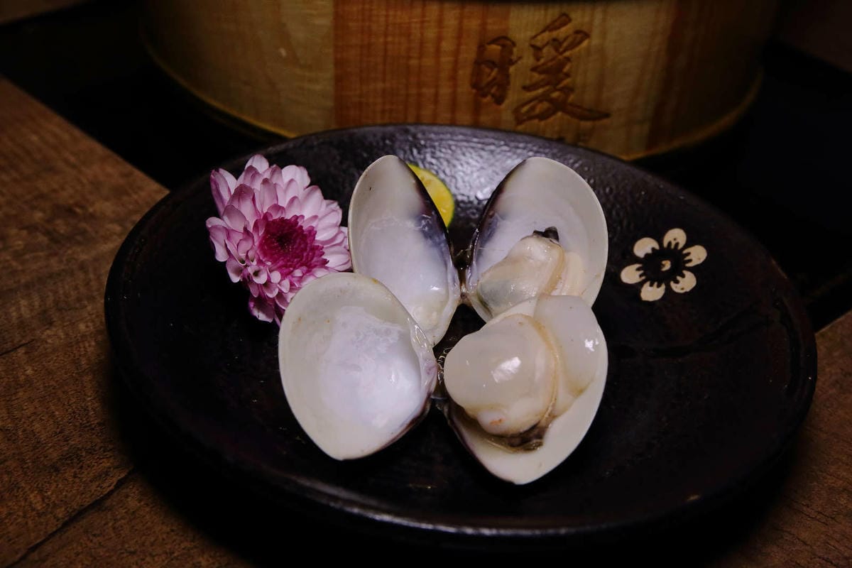 【食。基隆】暖鍋物-義二店〜消夜文！基隆深夜食堂吃什麼？烈焰中的燒酒雞鍋，「比臉大N倍」超高CP值肉盤只要396元！