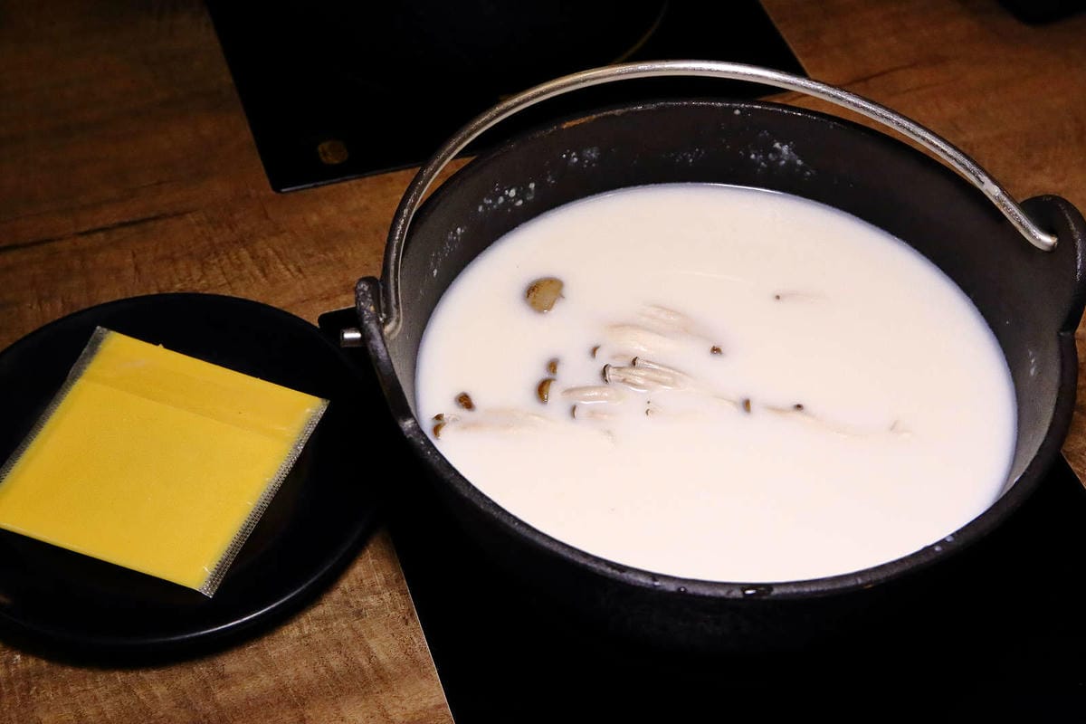 【食。基隆】暖鍋物-義二店〜消夜文！基隆深夜食堂吃什麼？烈焰中的燒酒雞鍋，「比臉大N倍」超高CP值肉盤只要396元！