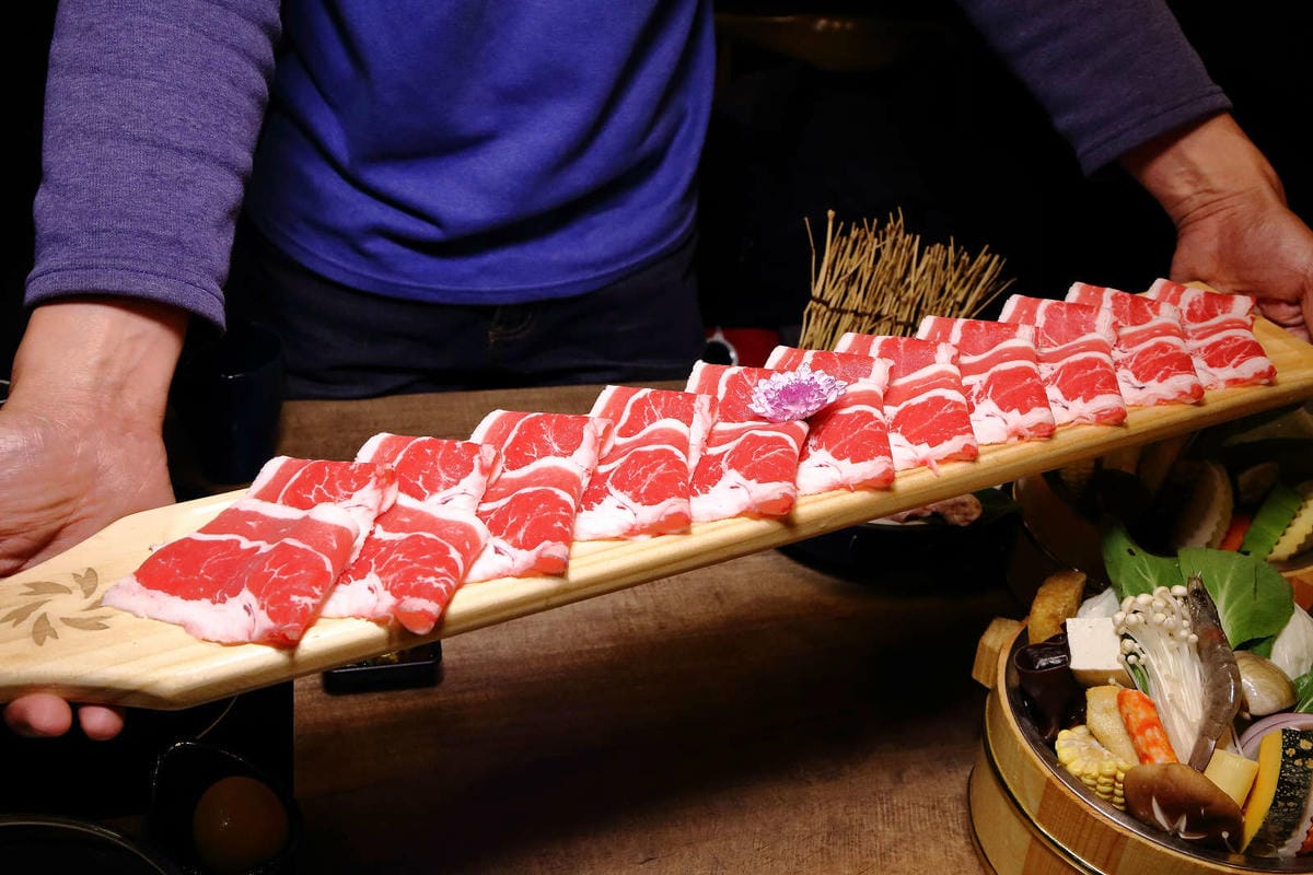 【食。基隆】暖鍋物-義二店〜消夜文！基隆深夜食堂吃什麼？烈焰中的燒酒雞鍋，「比臉大N倍」超高CP值肉盤只要396元！