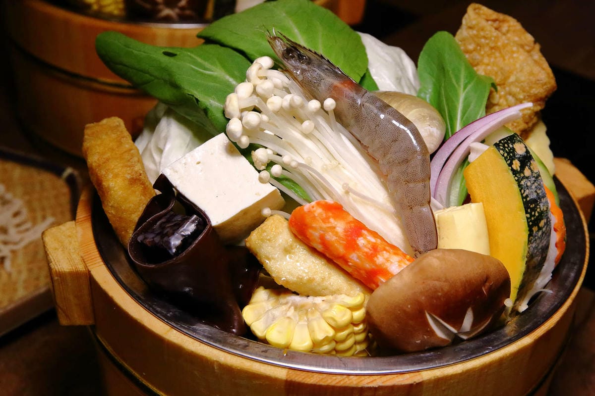 【食。基隆】暖鍋物-義二店〜消夜文！基隆深夜食堂吃什麼？烈焰中的燒酒雞鍋，「比臉大N倍」超高CP值肉盤只要396元！