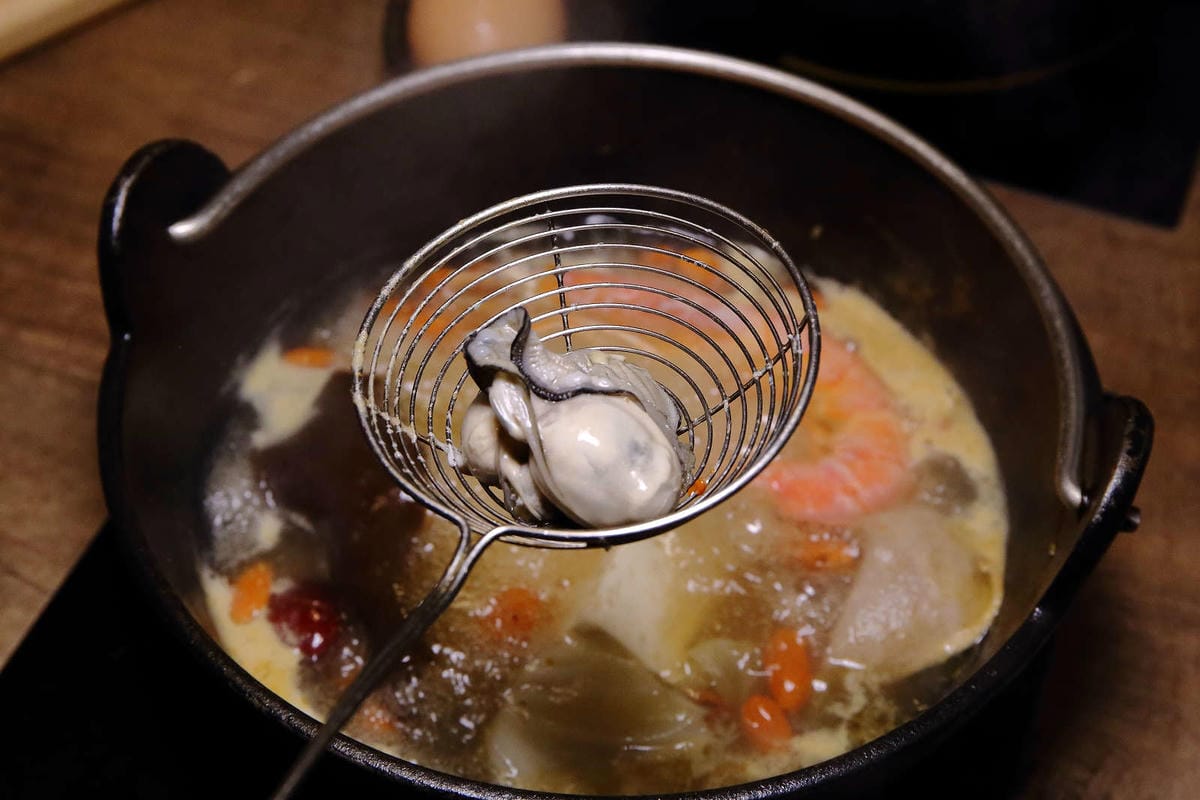 【食。基隆】暖鍋物-義二店〜消夜文！基隆深夜食堂吃什麼？烈焰中的燒酒雞鍋，「比臉大N倍」超高CP值肉盤只要396元！