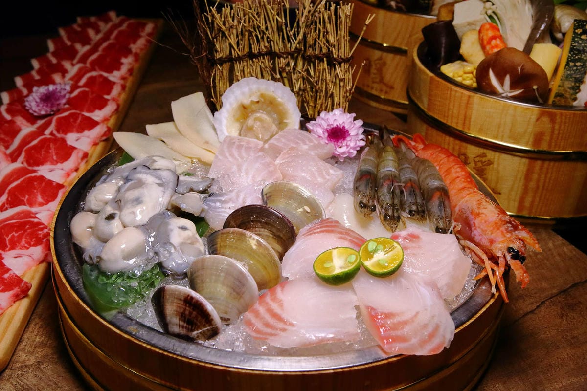 【食。基隆】暖鍋物-義二店〜消夜文！基隆深夜食堂吃什麼？烈焰中的燒酒雞鍋，「比臉大N倍」超高CP值肉盤只要396元！