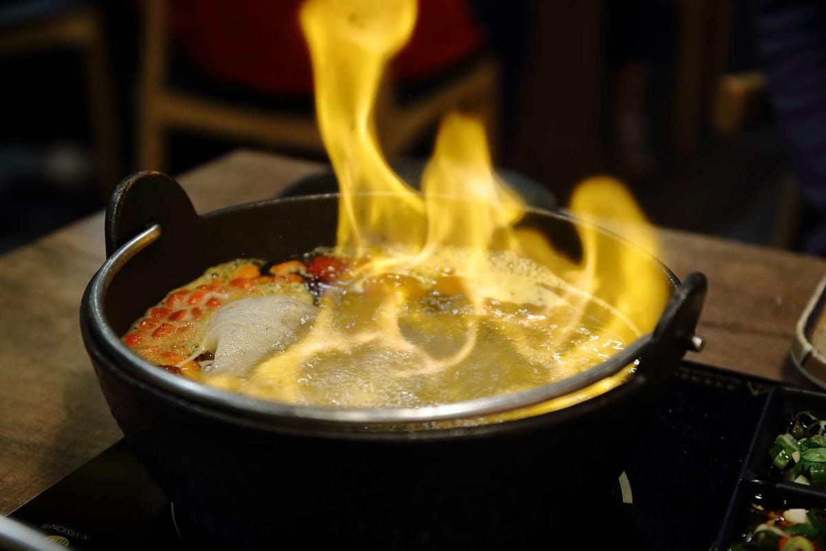 【食。基隆】暖鍋物-義二店〜消夜文！基隆深夜食堂吃什麼？烈焰中的燒酒雞鍋，「比臉大N倍」超高CP值肉盤只要396元！