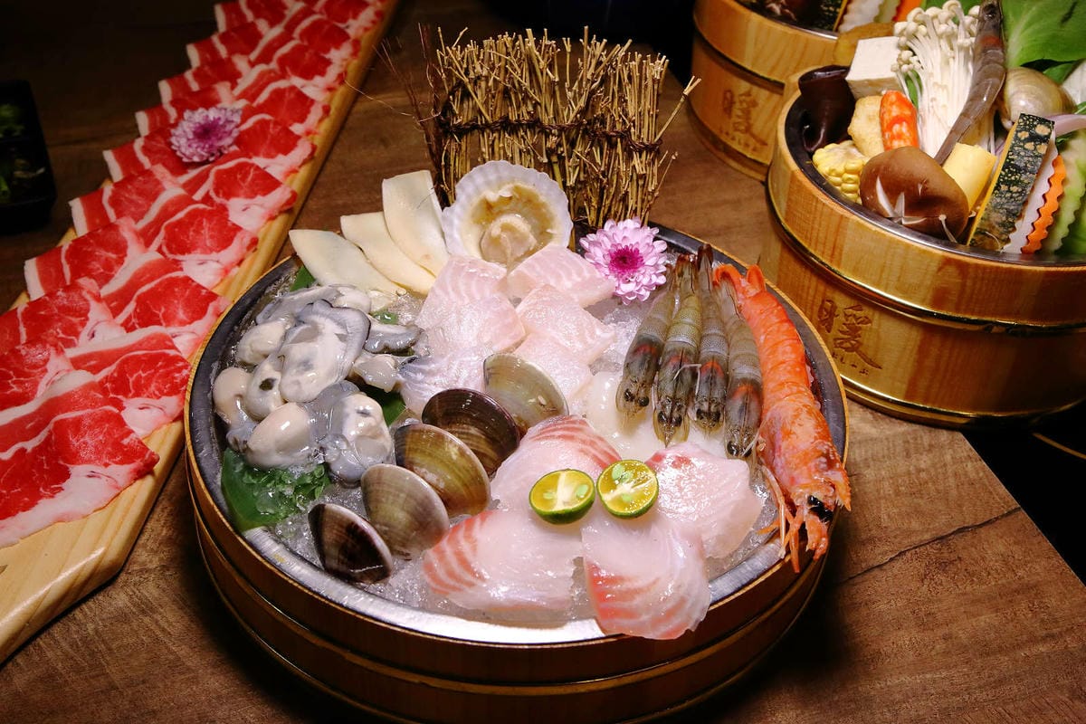 【食。基隆】暖鍋物-義二店〜消夜文！基隆深夜食堂吃什麼？烈焰中的燒酒雞鍋，「比臉大N倍」超高CP值肉盤只要396元！