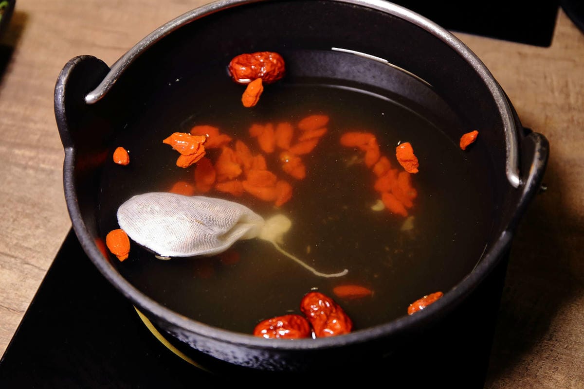 【食。基隆】暖鍋物-義二店〜消夜文！基隆深夜食堂吃什麼？烈焰中的燒酒雞鍋，「比臉大N倍」超高CP值肉盤只要396元！