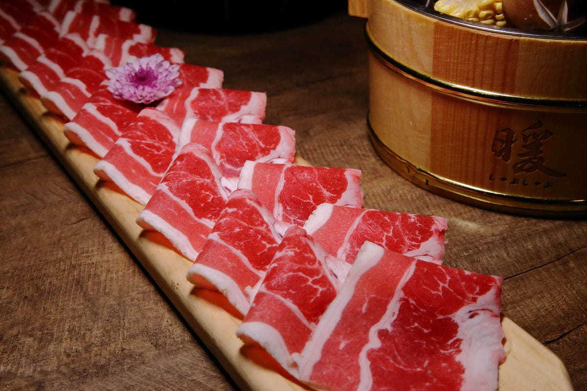 【食。基隆】暖鍋物-義二店〜消夜文！基隆深夜食堂吃什麼？烈焰中的燒酒雞鍋，「比臉大N倍」超高CP值肉盤只要396元！