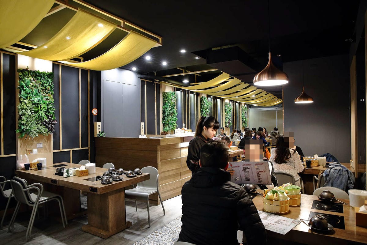 【食。基隆】暖鍋物-義二店〜消夜文！基隆深夜食堂吃什麼？烈焰中的燒酒雞鍋，「比臉大N倍」超高CP值肉盤只要396元！