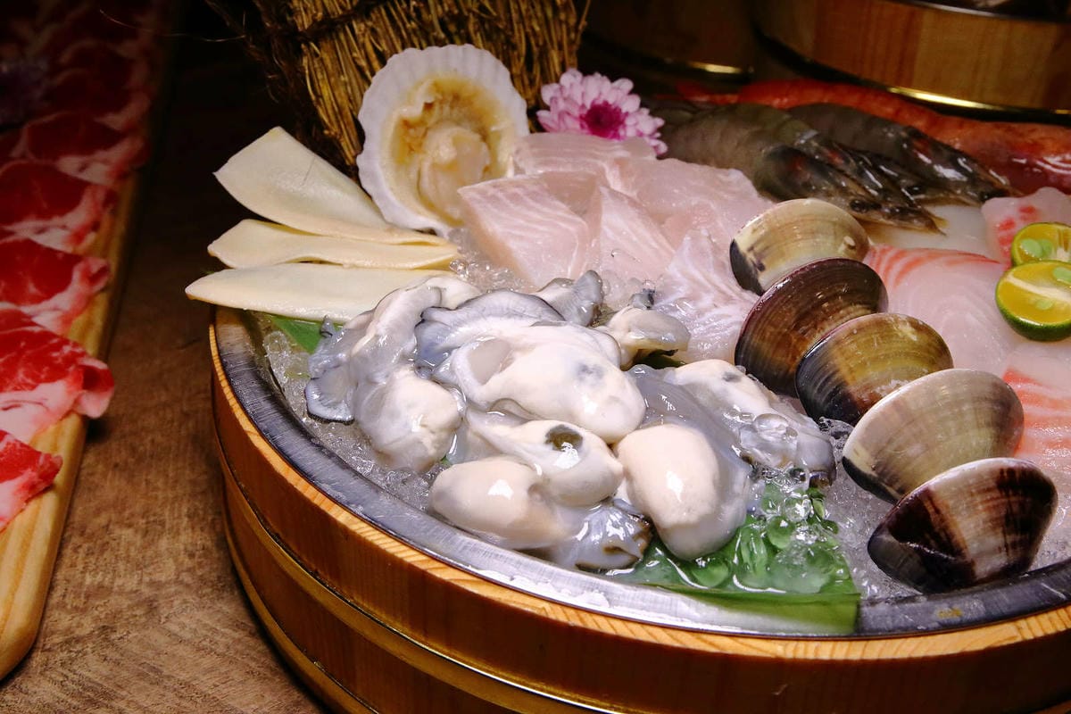 【食。基隆】暖鍋物-義二店〜消夜文！基隆深夜食堂吃什麼？烈焰中的燒酒雞鍋，「比臉大N倍」超高CP值肉盤只要396元！