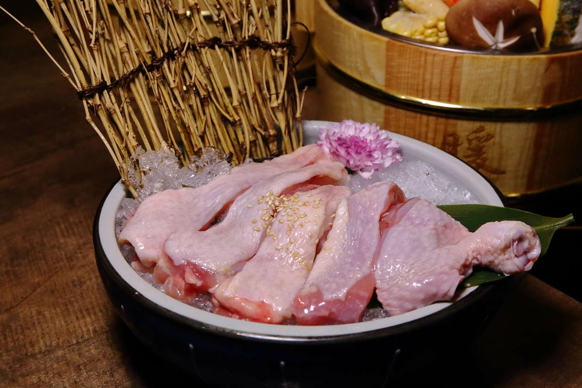 【食。基隆】暖鍋物-義二店〜消夜文！基隆深夜食堂吃什麼？烈焰中的燒酒雞鍋，「比臉大N倍」超高CP值肉盤只要396元！