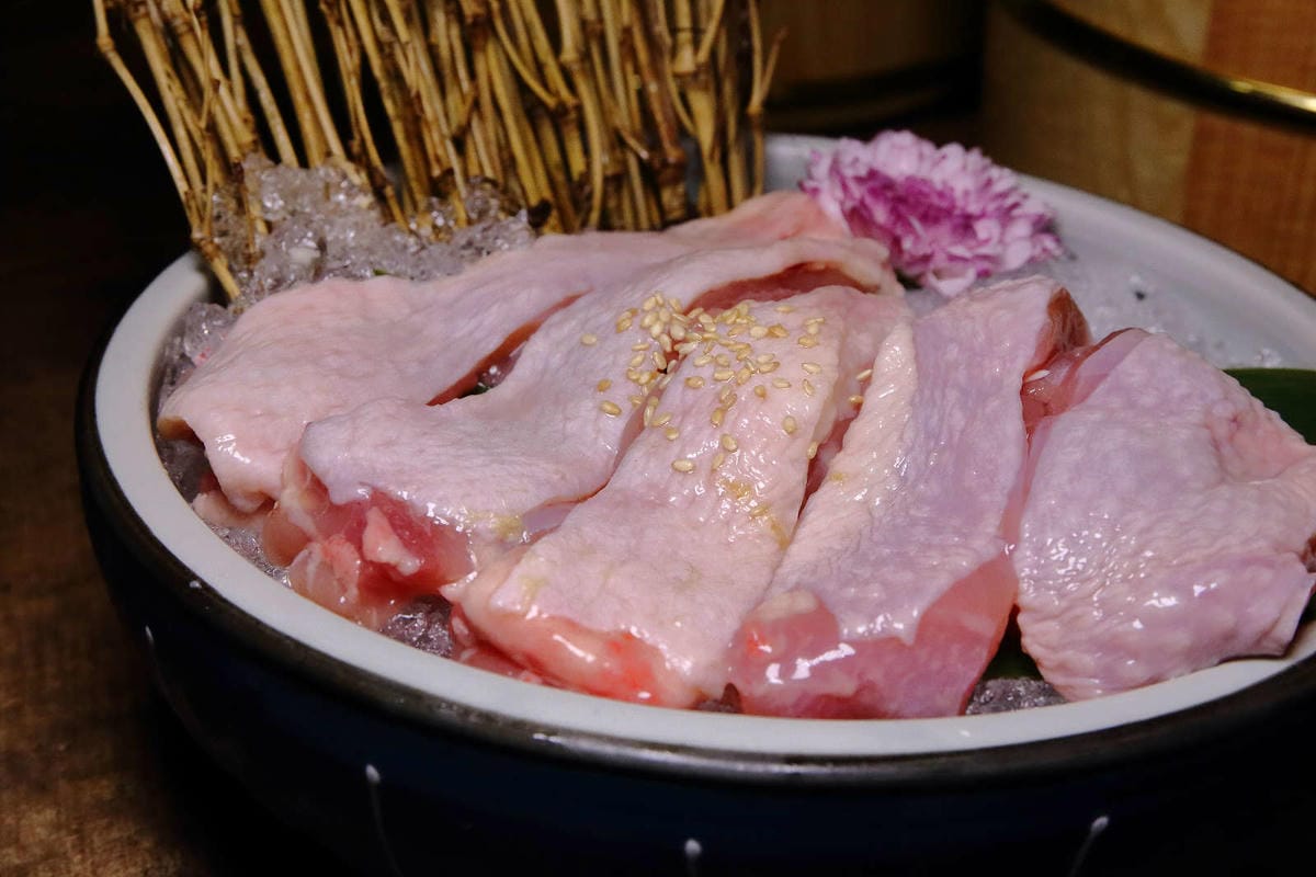 【食。基隆】暖鍋物-義二店〜消夜文！基隆深夜食堂吃什麼？烈焰中的燒酒雞鍋，「比臉大N倍」超高CP值肉盤只要396元！