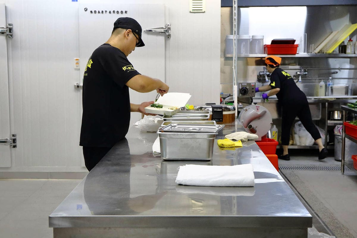 【食。台北】烤食煮盒-民生店〜小資上班族最愛便當！超人氣烤物便當，每日現烤清爽不油膩！(寵物友善餐廳)