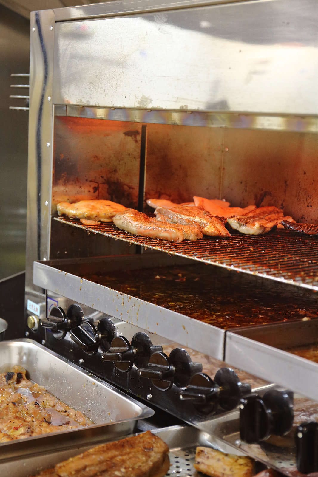 【食。台北】烤食煮盒-民生店〜小資上班族最愛便當！超人氣烤物便當，每日現烤清爽不油膩！(寵物友善餐廳)